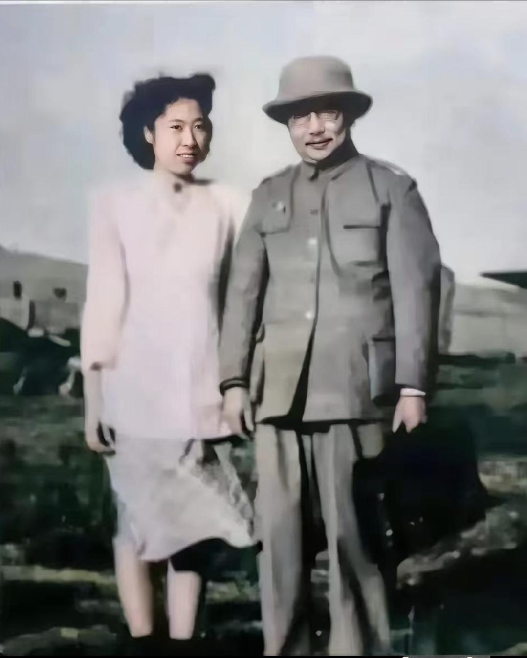 老照片，记录历史瞬间1946年，刚刚大学毕业有机会到国外深造的王光美，受地下党的