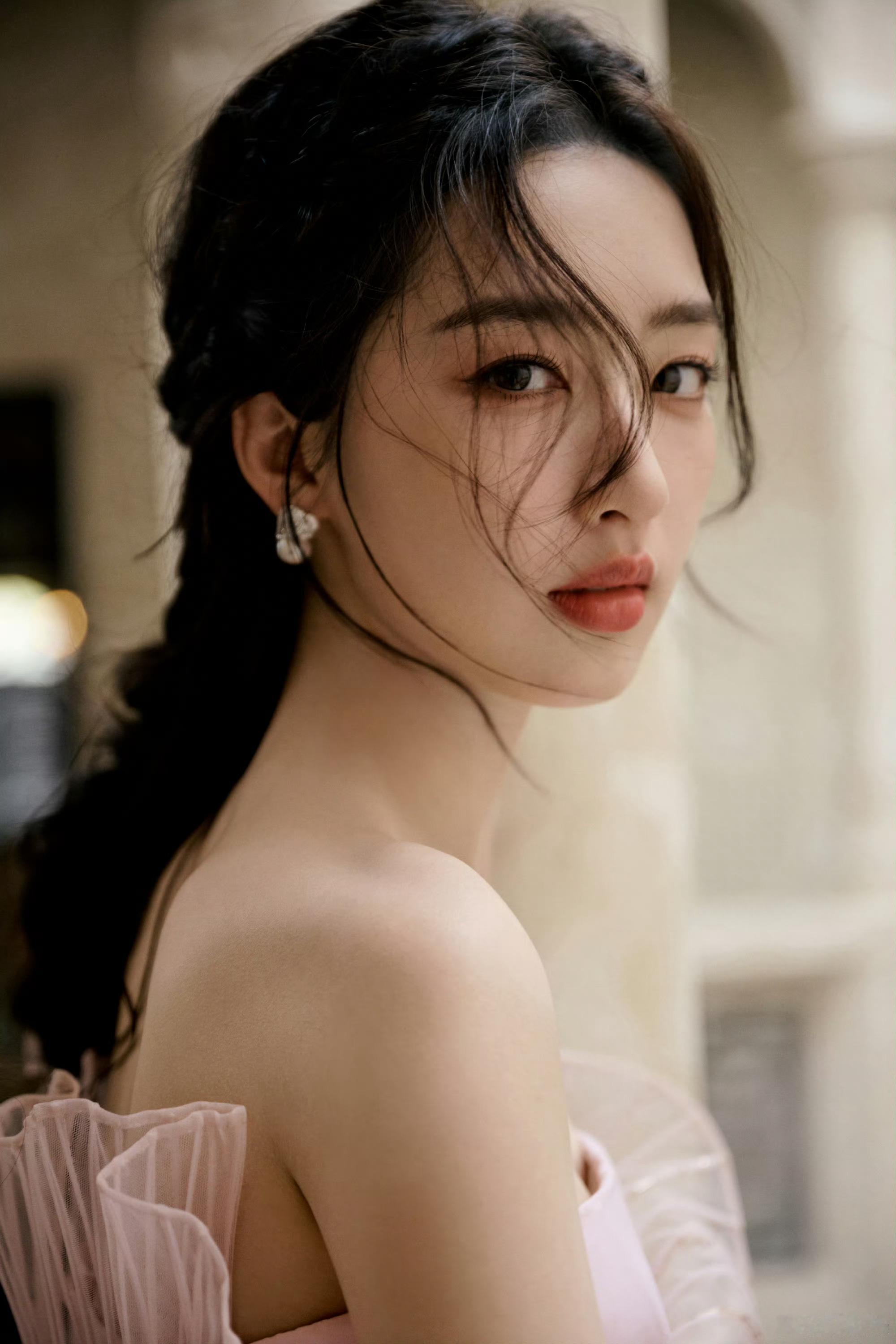 邓恩熙好明媚的生命力邓恩熙的明媚如同阳光。她笑起来比冰镇水蜜桃还甜，灵动姿态超吸