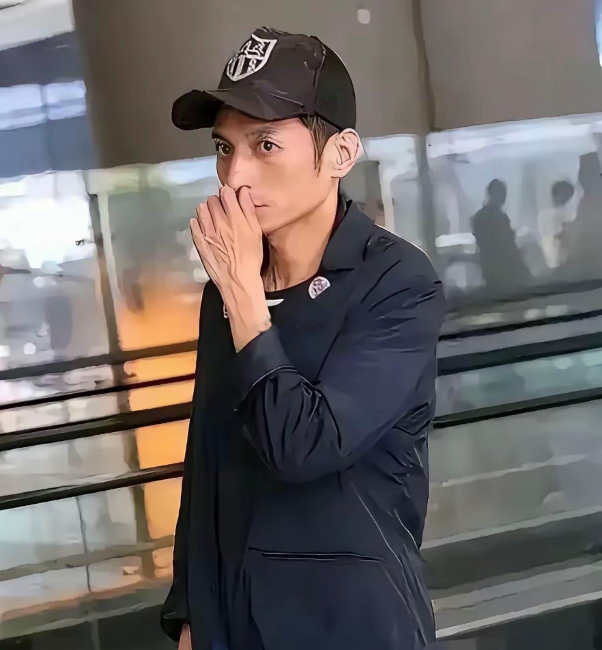 都瘦的脱相了，你还认得他是谁吗？看来失业对一个人的影响真的很大，即使他是明星！ 
