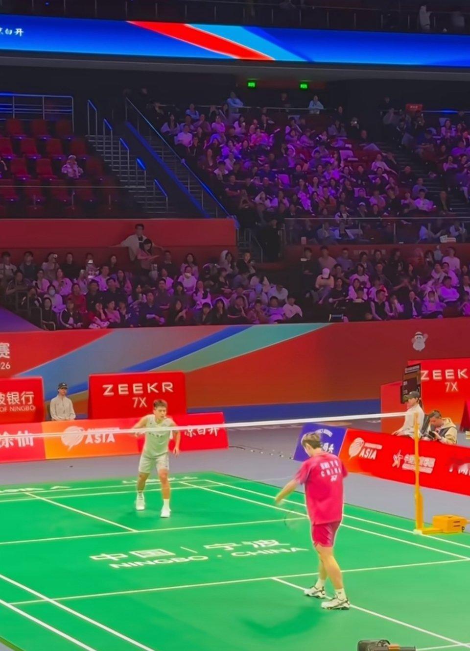 顶住压力！李诗沣出局后，石宇奇成男单冲冠独苗。今日战奈良冈，既是中日一哥对决，也