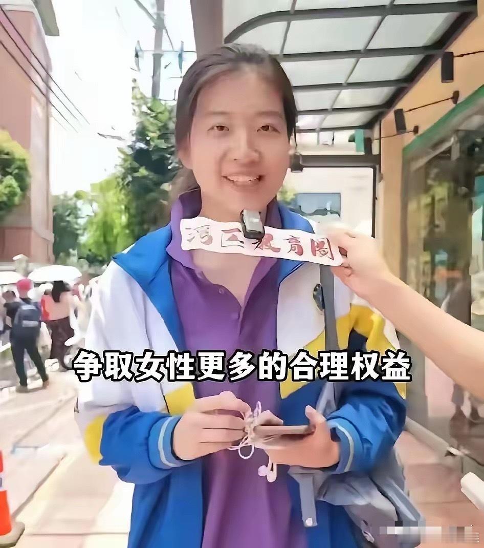 听说现在各学校门口，出现了很多装扮成学生的人。每一个看起来年龄都很大，一点也不像