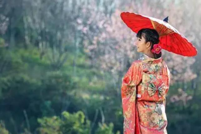 日本人发明了一种离婚，不是和活人离，是和死人离
事情是这样的。在日本，配偶去世以