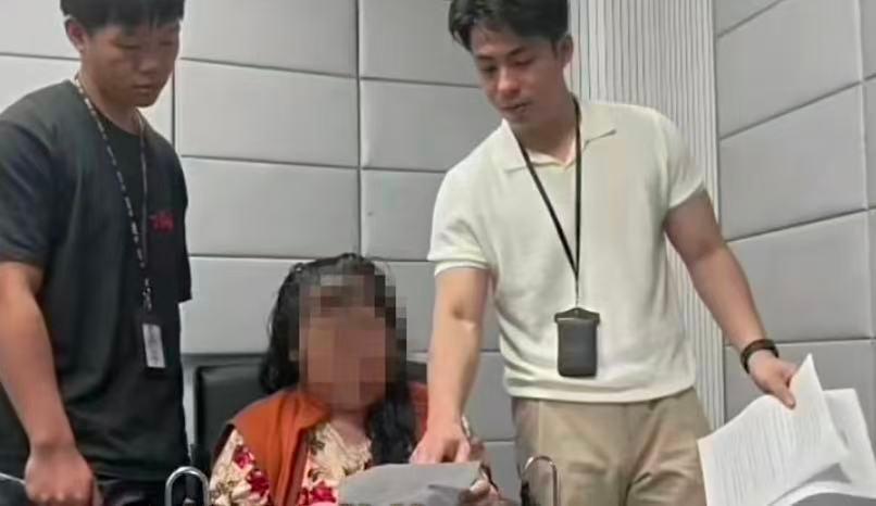 吴女士的亲戚黄某，对外说自己是能通灵的“代言人”，抓住她疼孩子的心思，说能请高僧