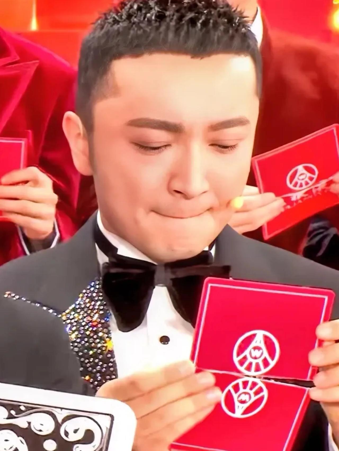 尼格买提穿帮了！他坐在刘谦旁边，跟着做魔术，从头欢乐地跟到尾。但是，最后时刻，别