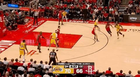 拉拉维亚这黄油手，太抽象了！

没有任何缘由，就是拿不住球，有人干扰拿不住，没人