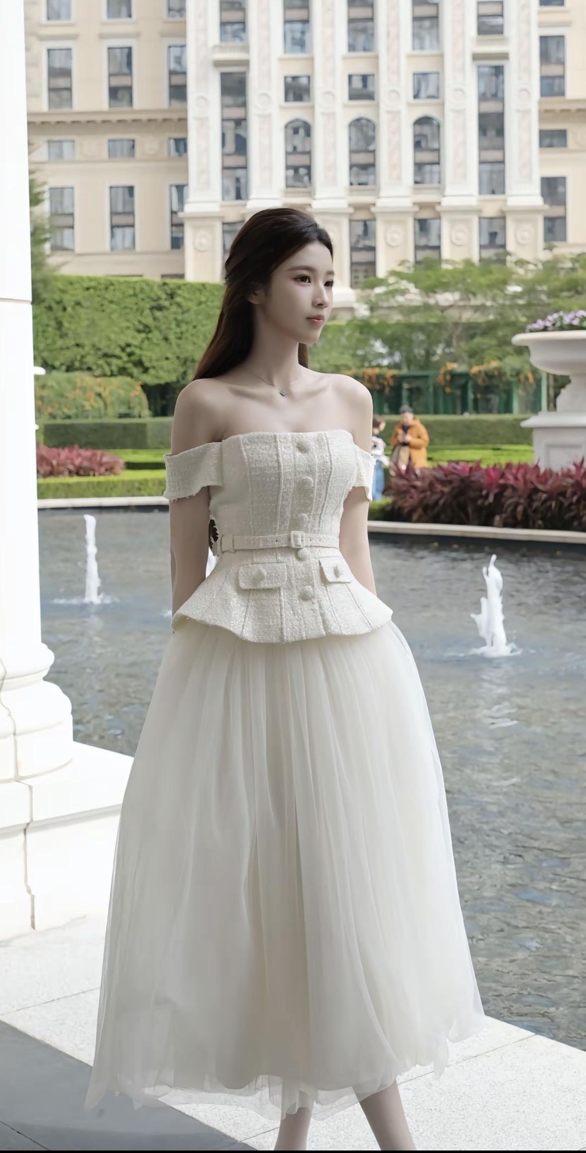 优雅白色连衣裙，漫步在豪华酒店花园中，感受浪漫与宁静。