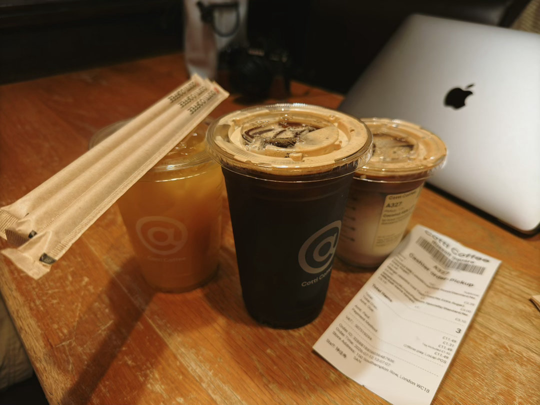 和一起感受了一下代英的物价。一碗冒菜23胖，三杯库迪11胖。基本等于上海物价乘以