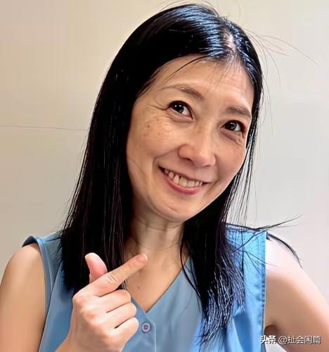 不幸的婚姻真的是对双方的折磨，你看刚刚50岁的黄嘉千，头发稀疏，皮肤干枯，衰老的