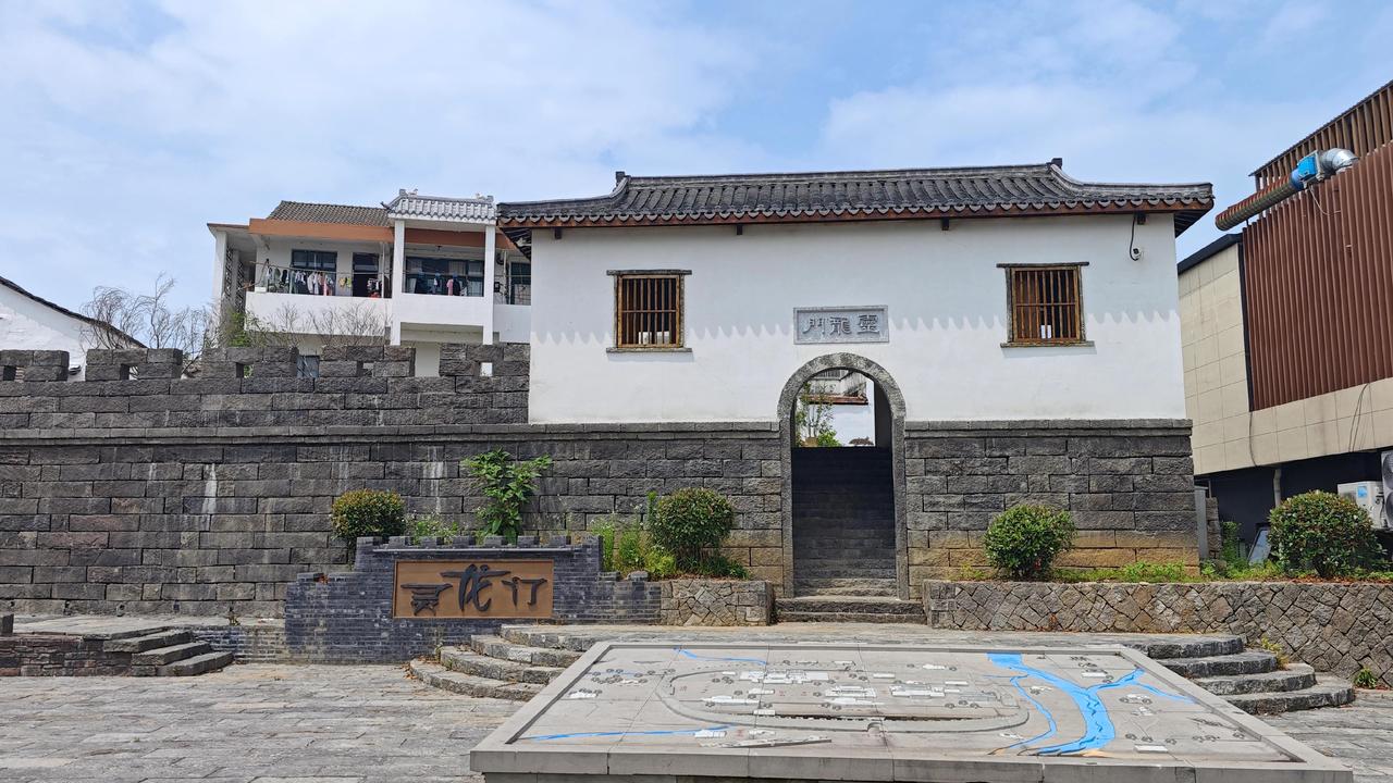走惯了热闹喧嚣的网红街巷，偶然拐进安吉孝丰老街，才算读懂江南小镇最本真的模样。这