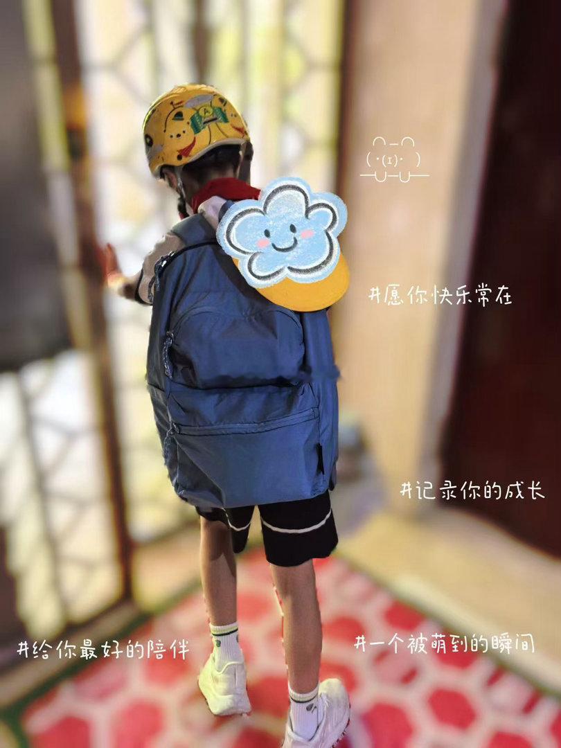 这个真的很好用大孩子和大人都适合双面翻的 买一个包等于买了俩四年级小男孩背也很O