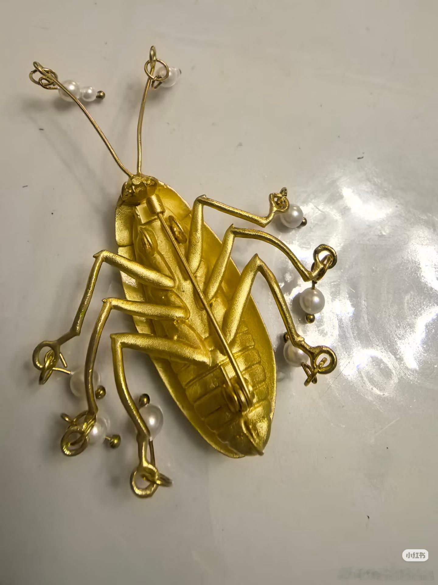 女生半年卖出800多只点翠大蟑螂点翠大蟑螂还蛮精致的。 