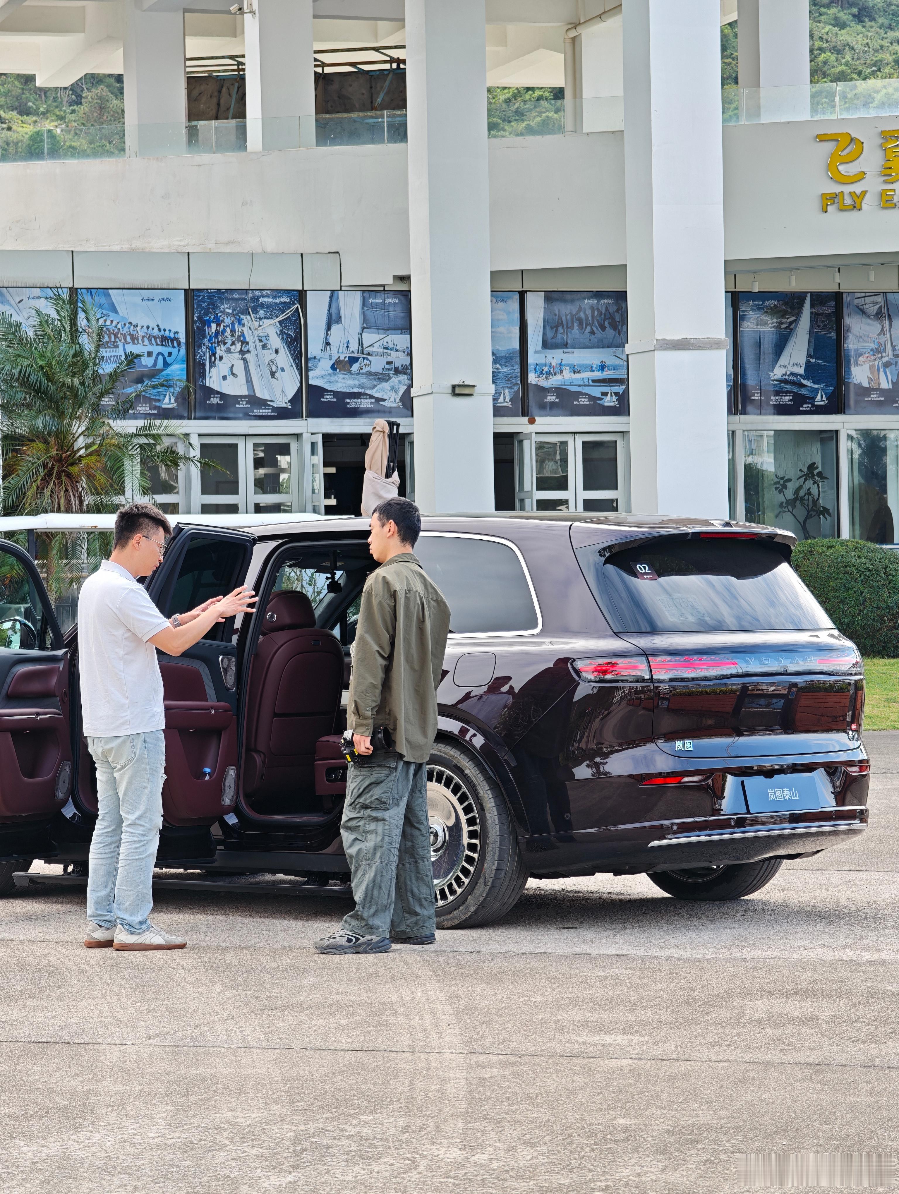 今天的工作：1. 围观柳老师 评泰山。2. 学习如何保养游艇。这两句话只有一句真