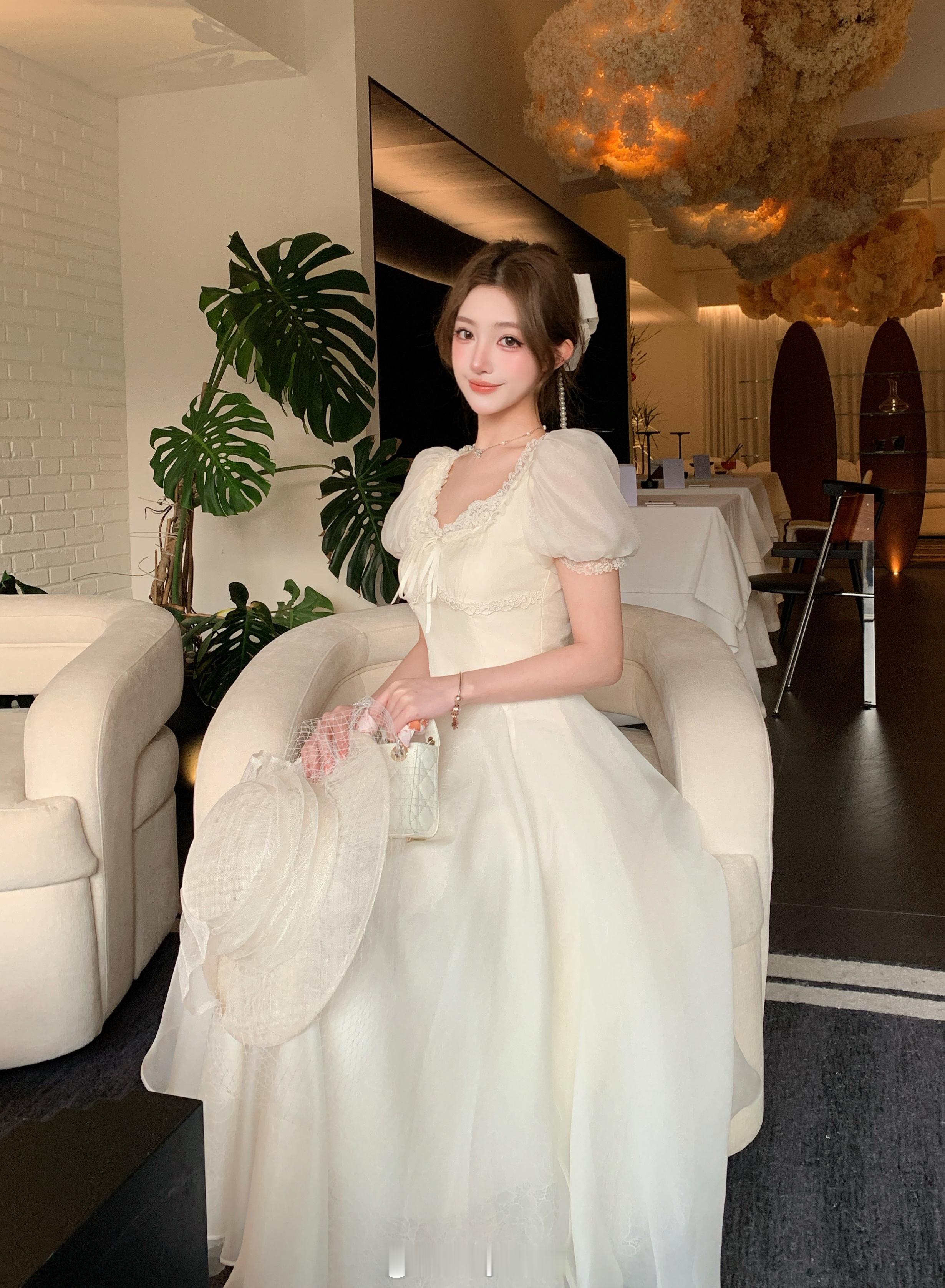今晚直播间蹲蹲，开⬇️⬇️长短款可以选择~超大裙摆蕾丝覆纱，朦胧美