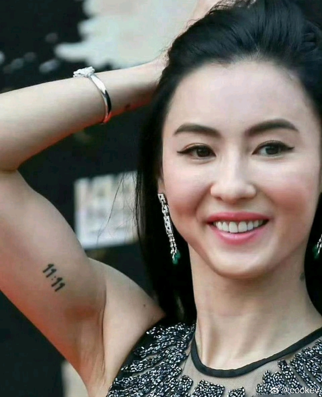 很好奇张柏芝这个纹身是什么意思？有谁知道吗？ 