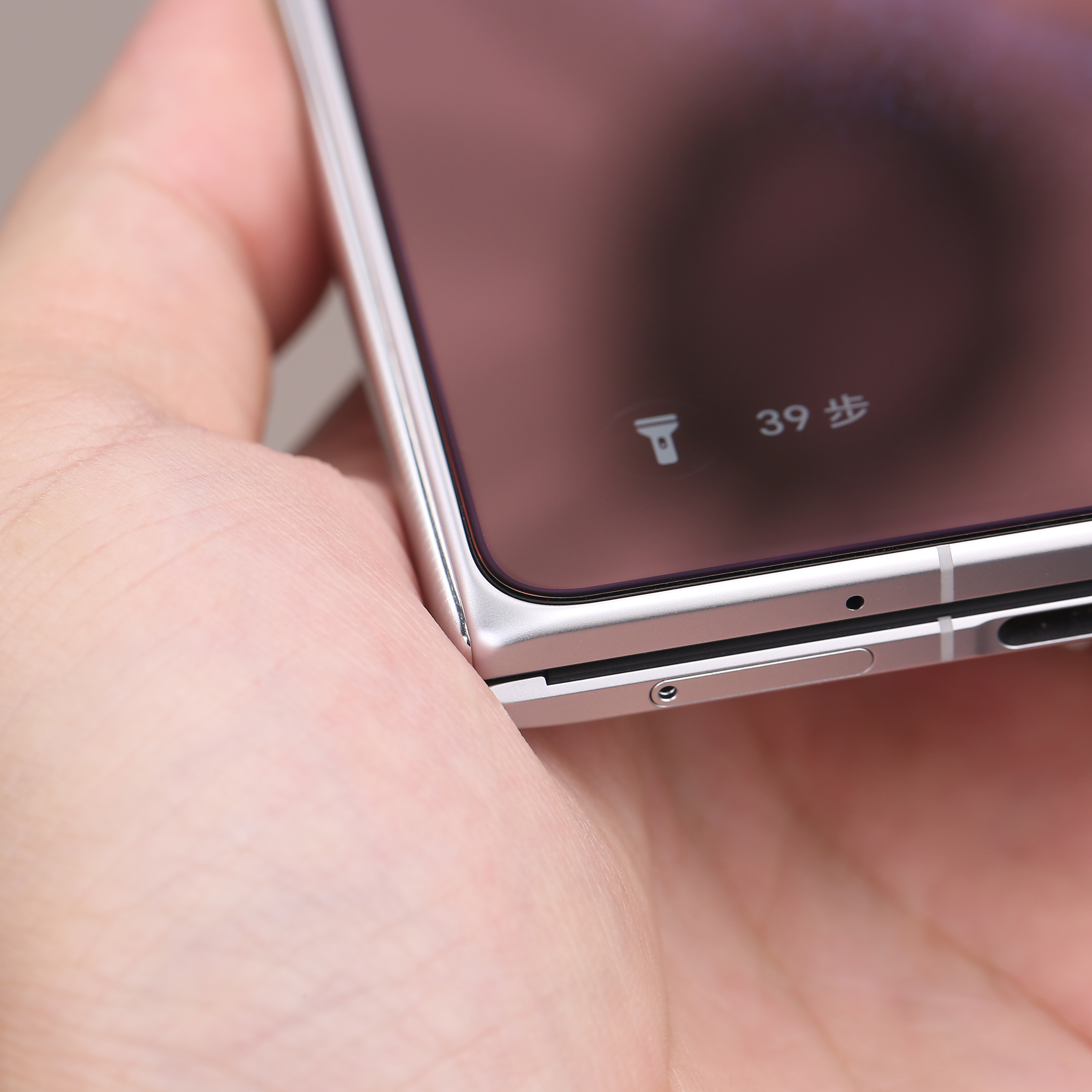 荣耀 Magic V6 见峰 1:1 超大覆盖玻璃 AR 膜来了这契合度，贴上带