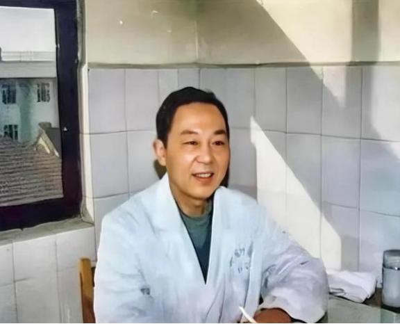 1970年，徐州一主任医生趁妻子不在，偷偷服用了4克毒性极强的曼陀罗花，所有人都