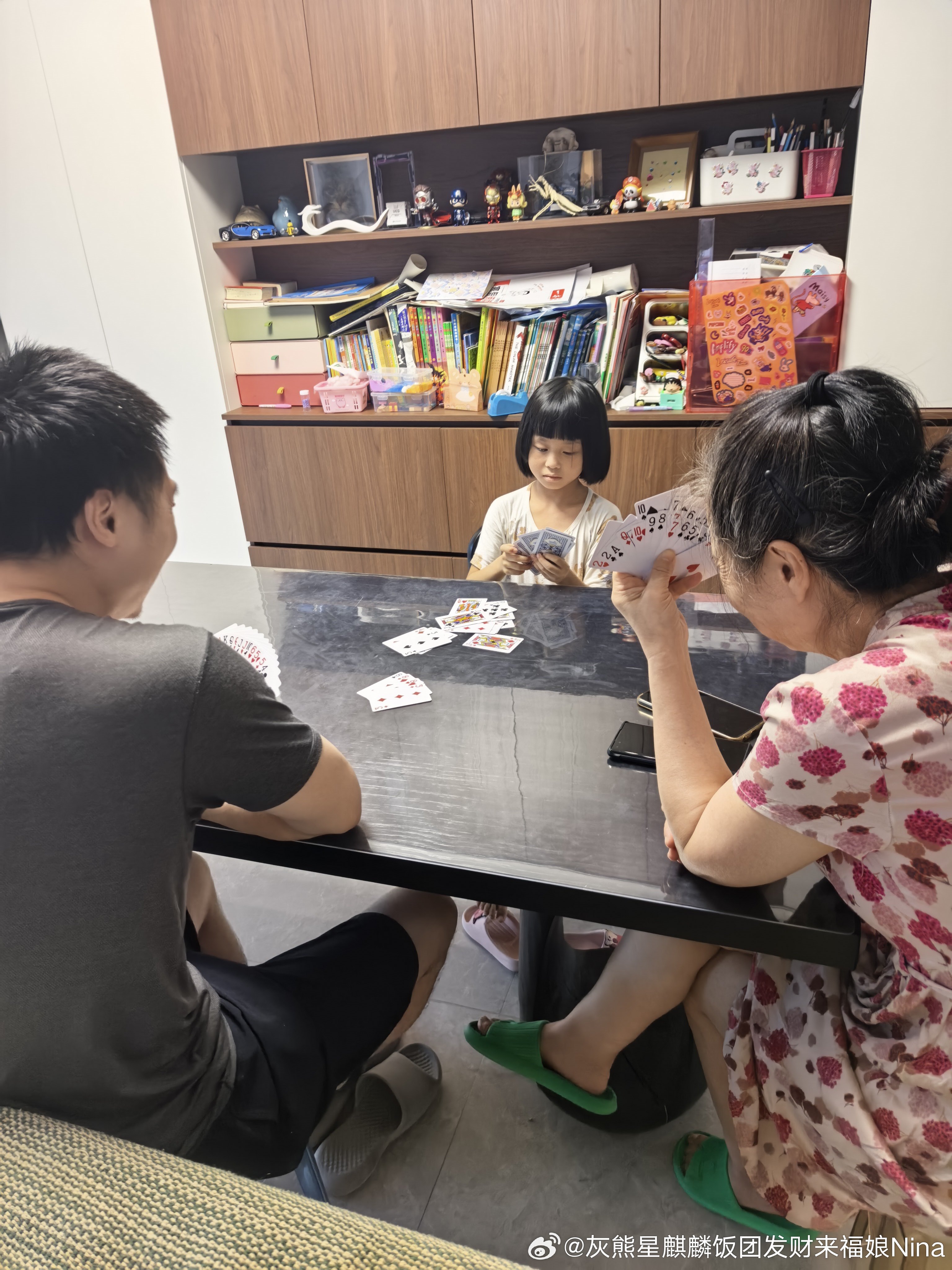 被牌都抓不稳的小孩吊打[挖鼻][挖鼻][挖鼻]妮娜一家[超话]饭团团成长记 ​​