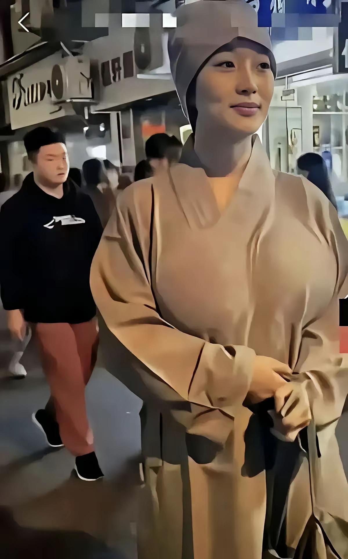 生活中每个人都可能遭遇不可控的烦心事，接线员或许也是如此，大家相互谅解谅解吧！