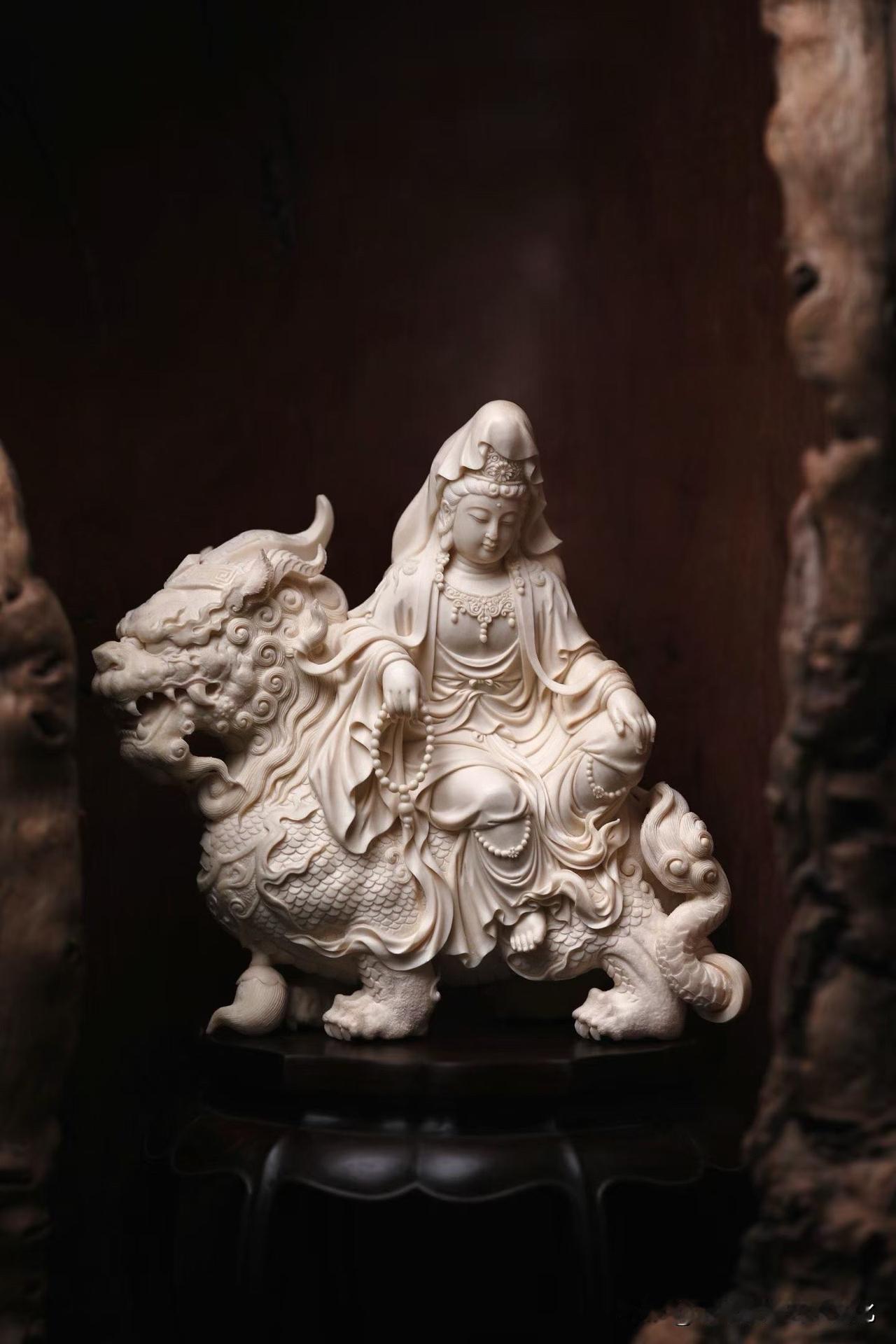 不是所有观音，都端坐如山。

这一尊，骑在犼上，却一点不显威。

猛犸牙的温润，