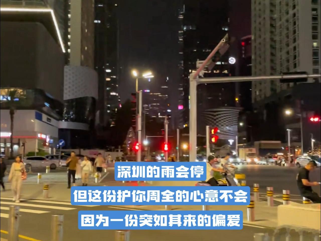在深圳谁把立牌照顾这么好深圳街头偶遇穿雨衣的立牌深圳连日降雨，街头立牌都被细心套