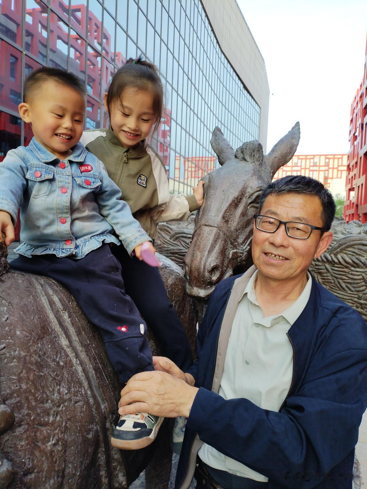 今天带孙子去公园玩，一进公园他就瞧见那雕刻的铜马，闹着非要骑。
我拗不过孙子，就