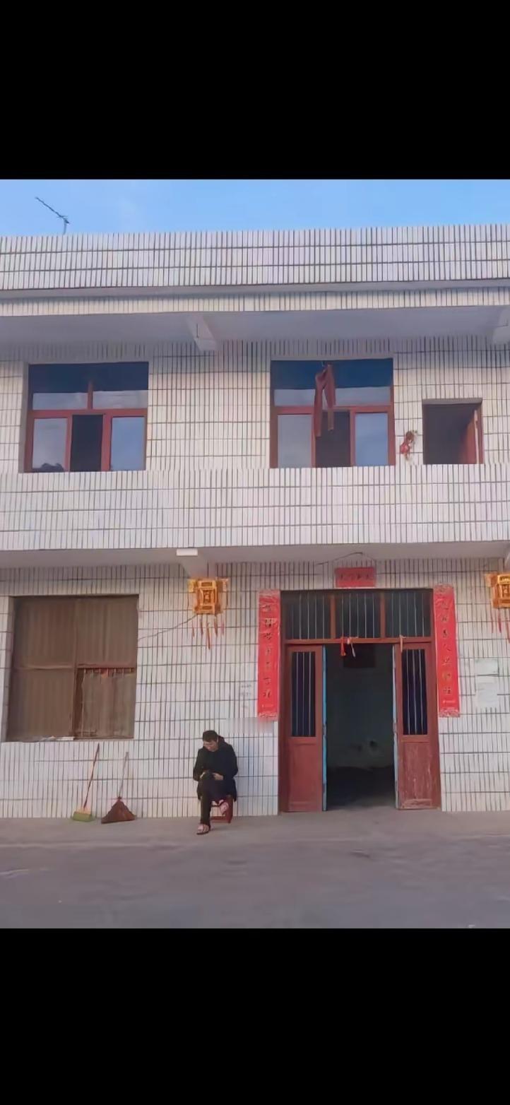 姐姐掏钱给爹盖的2层小楼，房产证上写的是爹的名。
爹走得太急，没留遗嘱。
就这么
