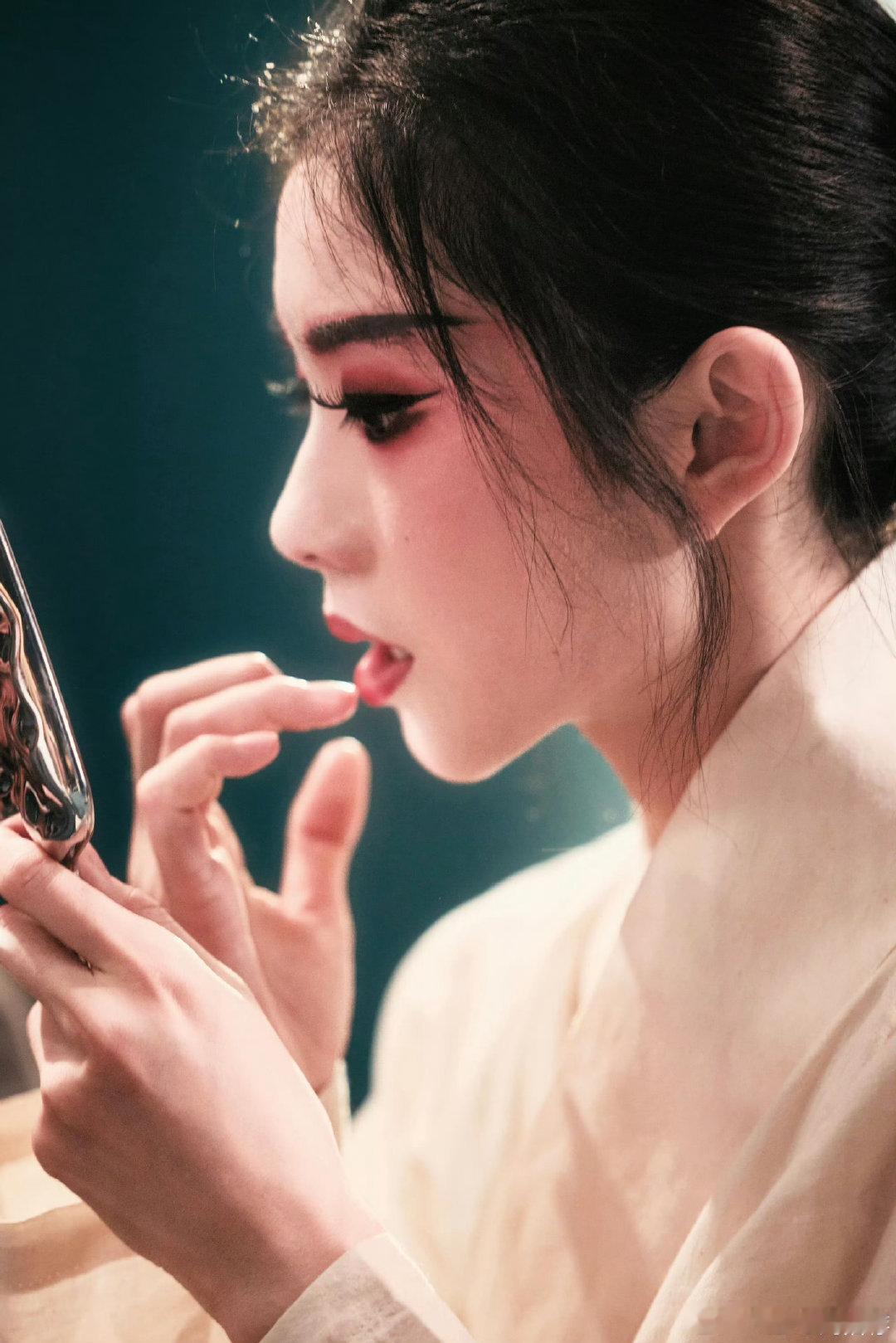 主角数据主角成绩权威数据摆在眼前，各大平台满屏好评，口碑全面出圈，刘浩存凭角色魅
