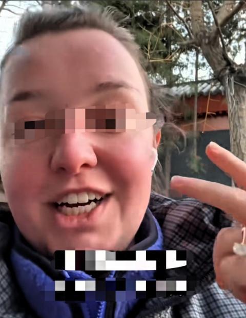 谁能想到，一场胃疼能逼得26岁英国姑娘跨半个地球求医？在英国要等86天的专科号，