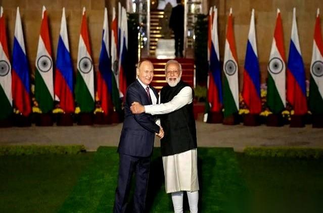 140架。
这数字砸出来，整个军迷圈都炸了。俄罗斯要把自家的宝贝疙瘩，五代机苏-