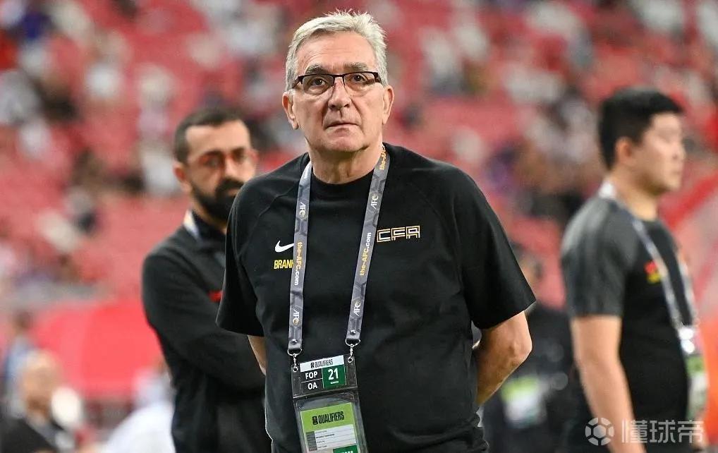 伊万科维奇用一场比赛就把自己变成伊嗨！
领先一球的情况下居然撤下中场堆前锋，最后