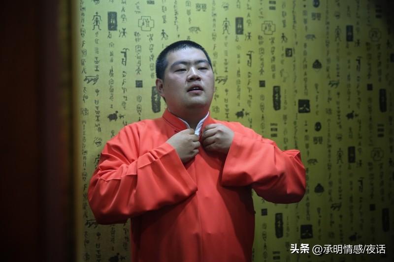 相声直播究竟是传统艺术的“救命稻草”，还是“自毁前程”？此话题争议颇大！
这如同