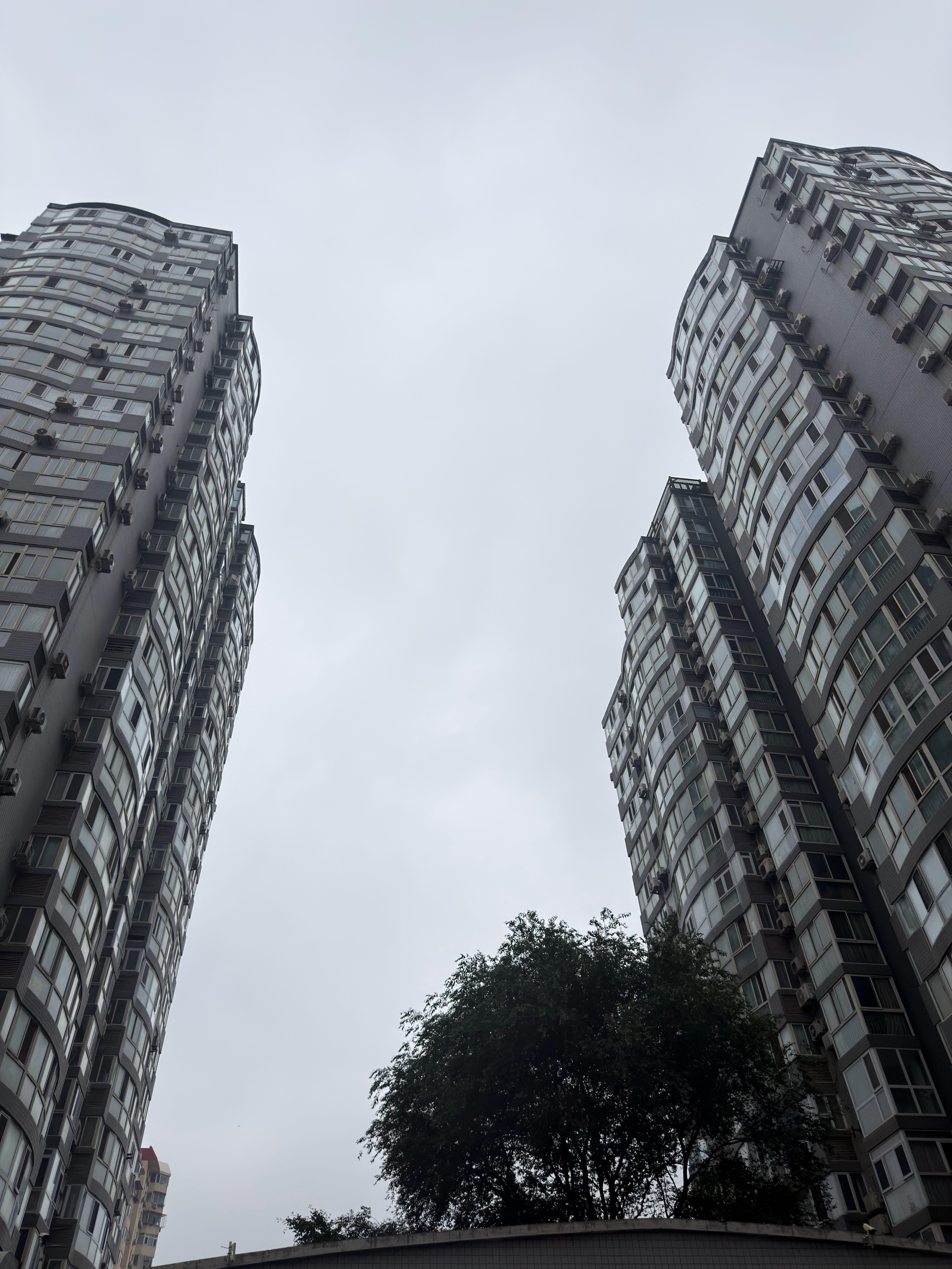 夏天的好处是，哪怕早上5点出门，天也是大亮的~今天去趟秦皇岛，年前我们公益小分队