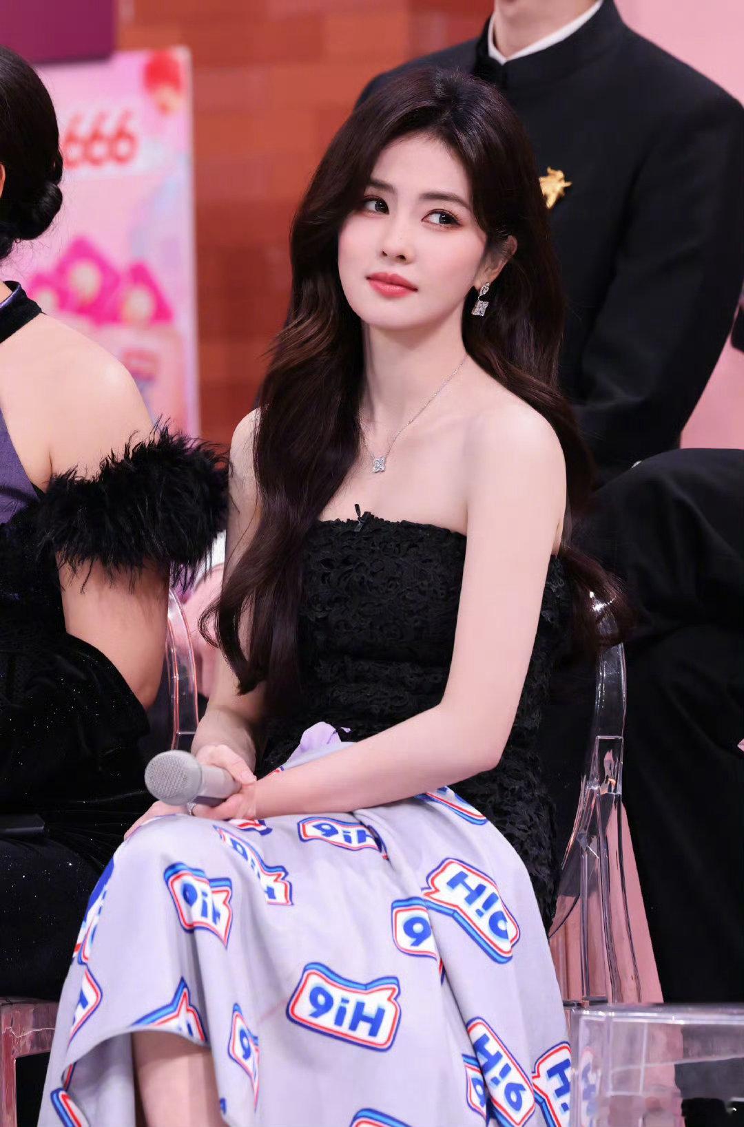  白鹿今天是现代李佩仪 你好星期六 白鹿真的太适合这种元气风格了！现代李佩仪活泼