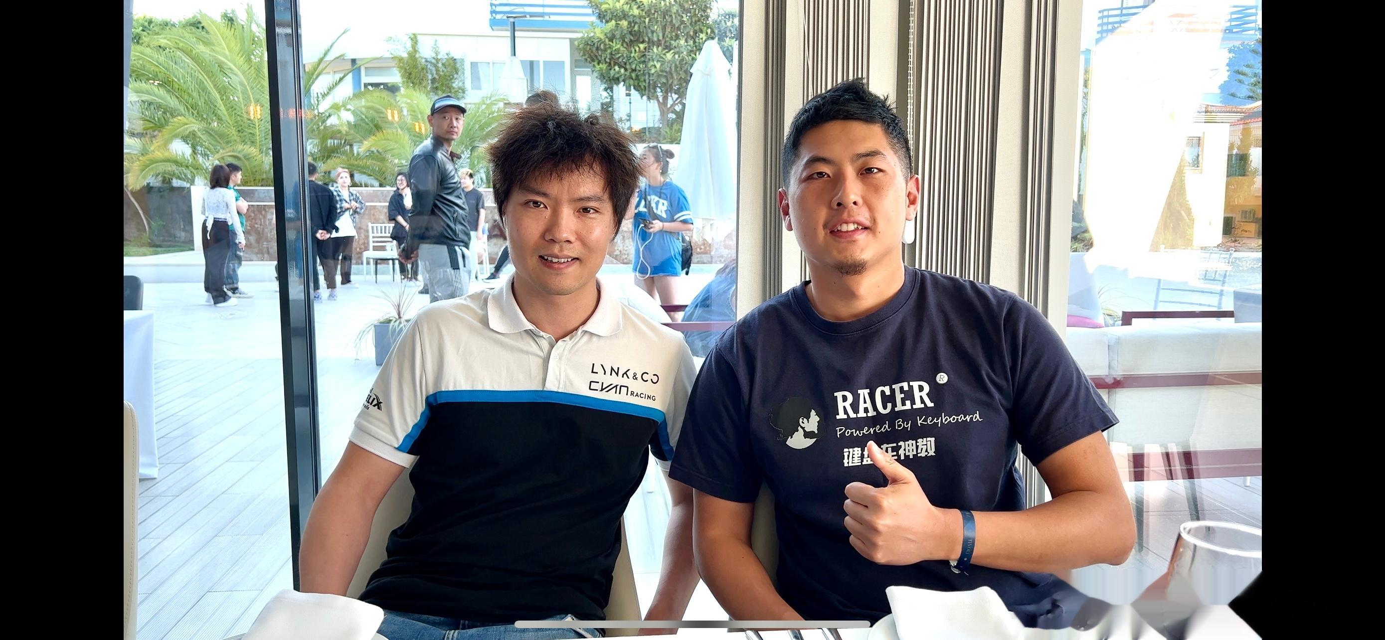 晚宴正好坐小马哥旁边，蹭个合影～ ​​​