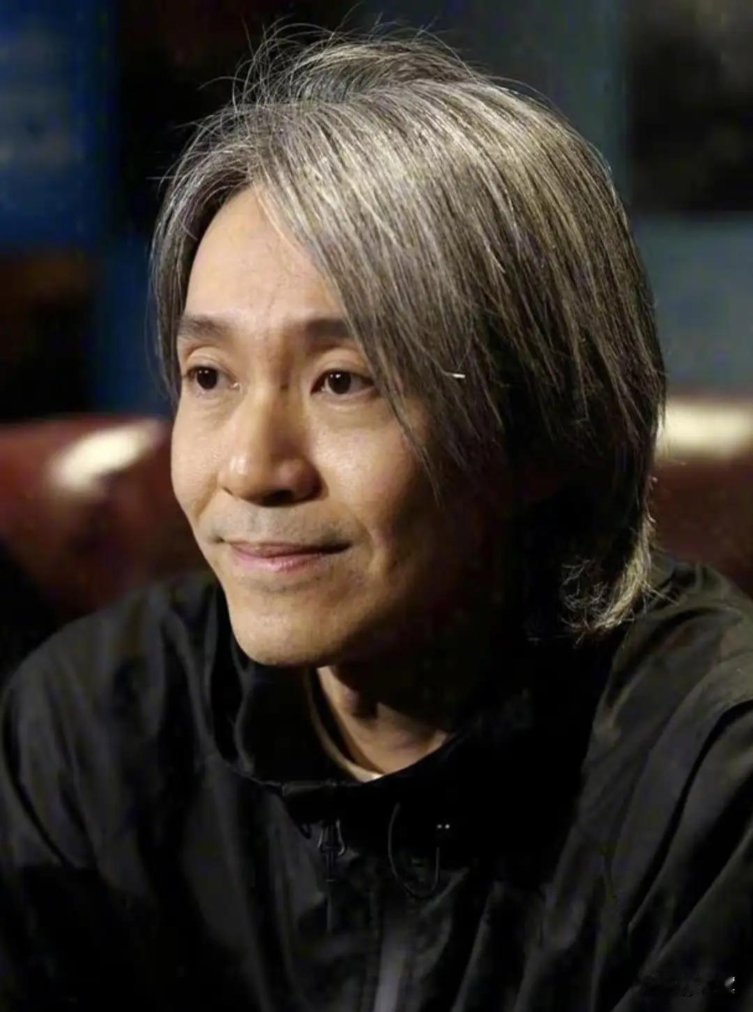 其实周星驰根本没有变，他的水准也一直在线，只是有些人总喜欢拿他过去的经典电影，来