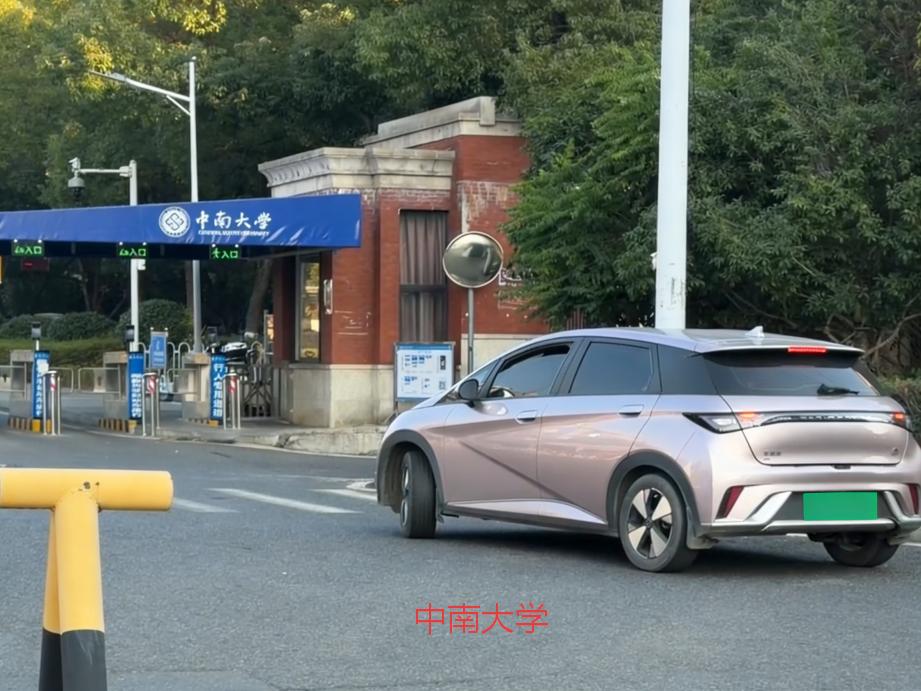 校园里的停车坪像面镜子，照见时代变迁。
十年前，这里停的多是日系车，雅阁、卡罗拉