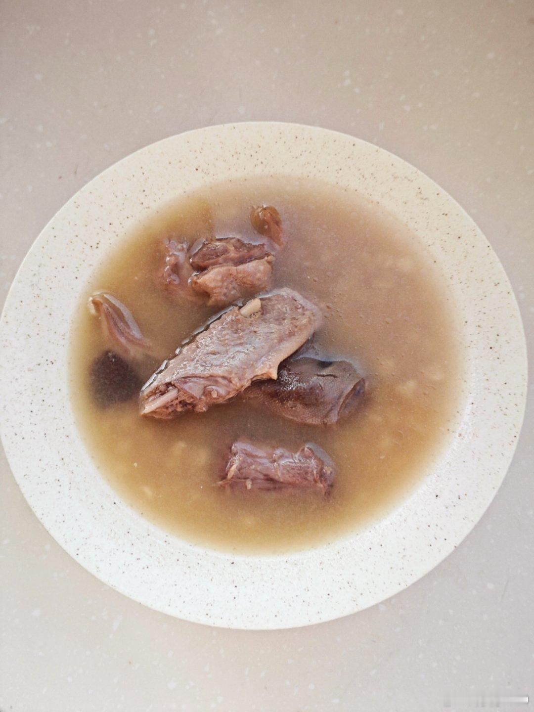 本来晚上的液断是薏米茯苓陈皮鸭汤但薏米放太多了！！！现在是鸭汤薏米泡饭微微微微有