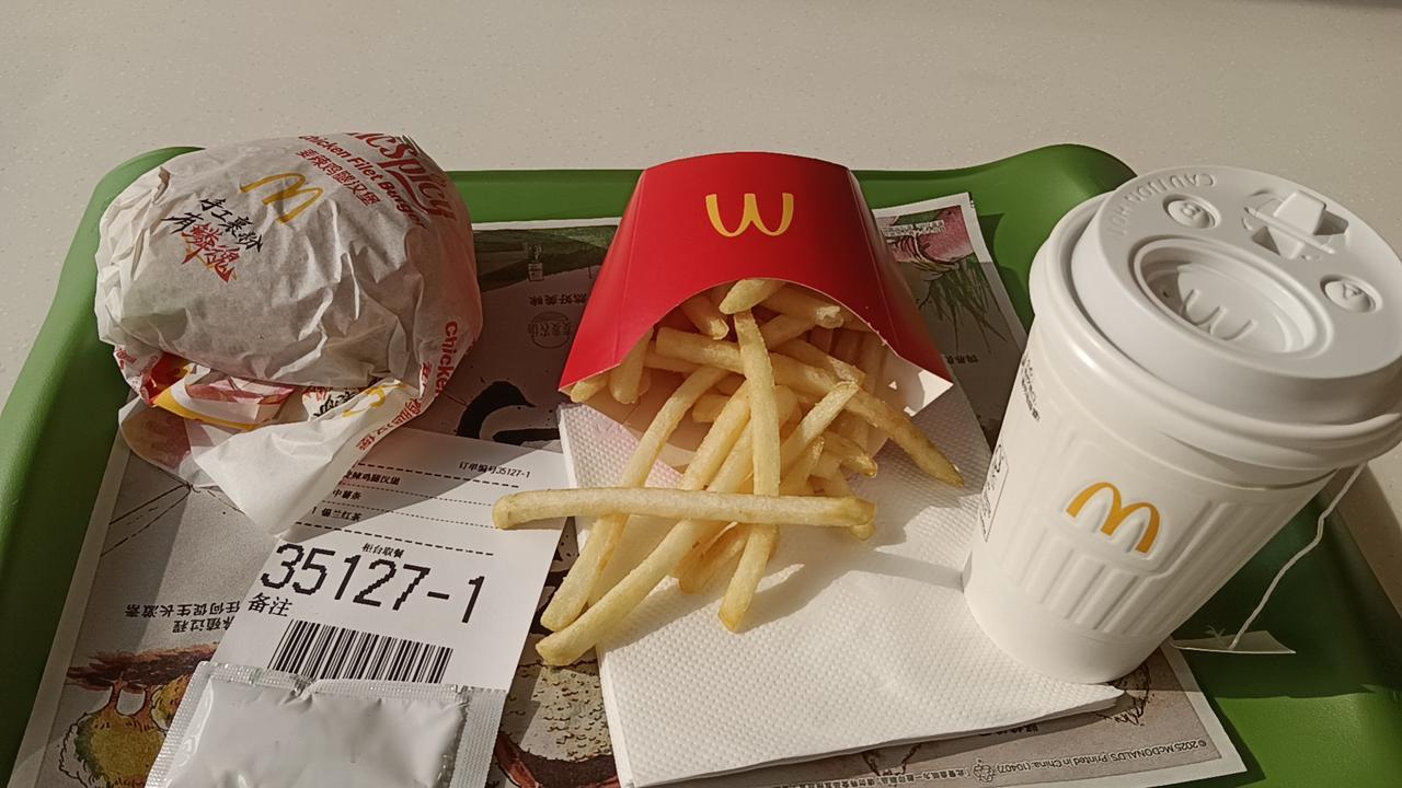 午餐记。中午想了半天，也没心思出吃啥，戴了口罩，沿着银雀山路往西走，低头看手机刷