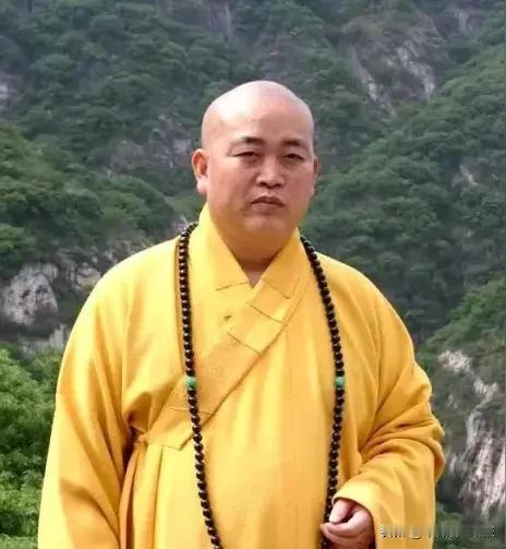 中佛协换届了，新规又出来了。住持只能干两届。感觉这是胡弄啥呢？佛协属地管理，小寺