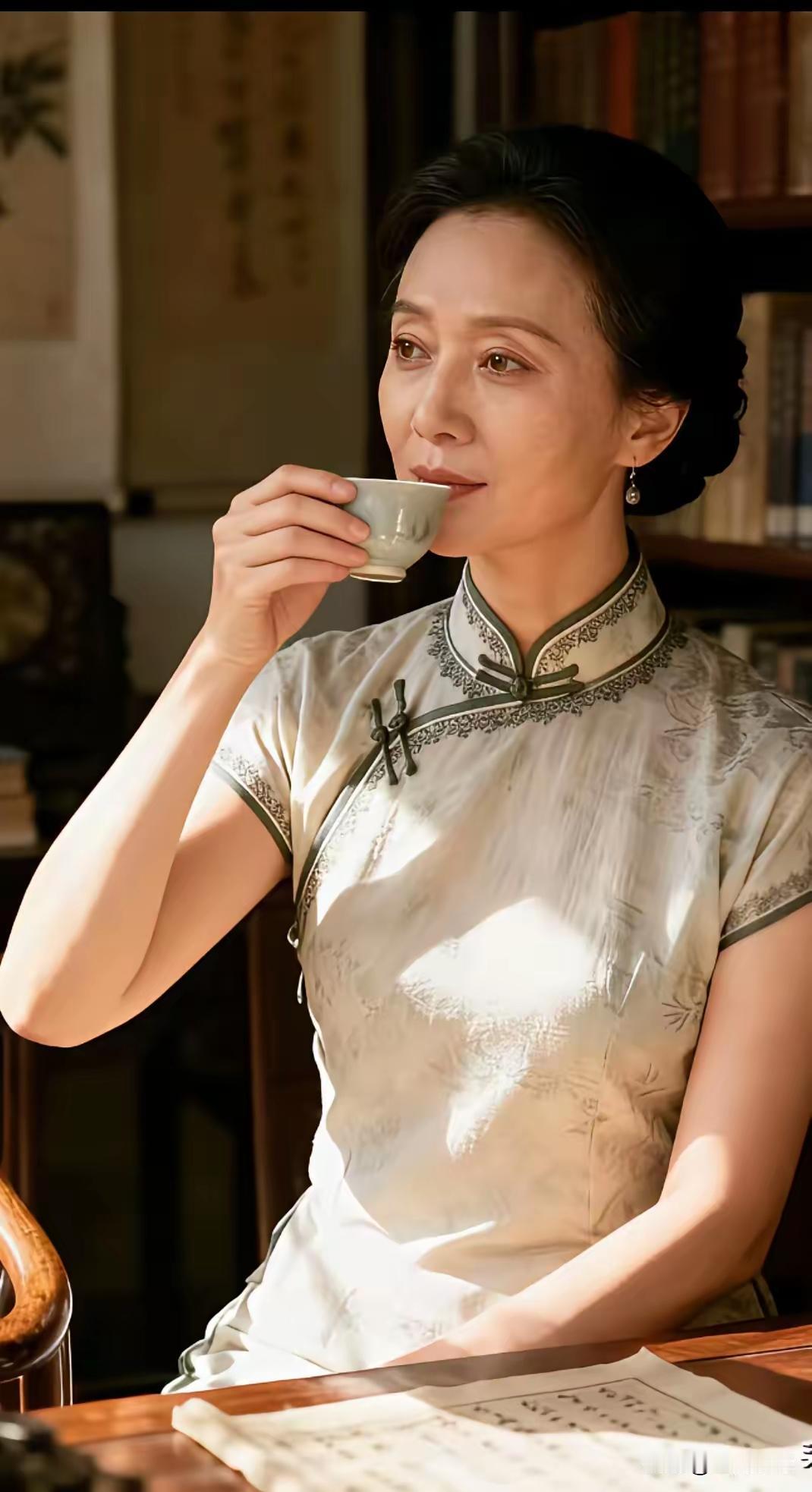 天净沙·岁月美人
岁月难败佳人，
气质如兰情真。
眉蕴雅姿韵深。
佳酿香沁，
时