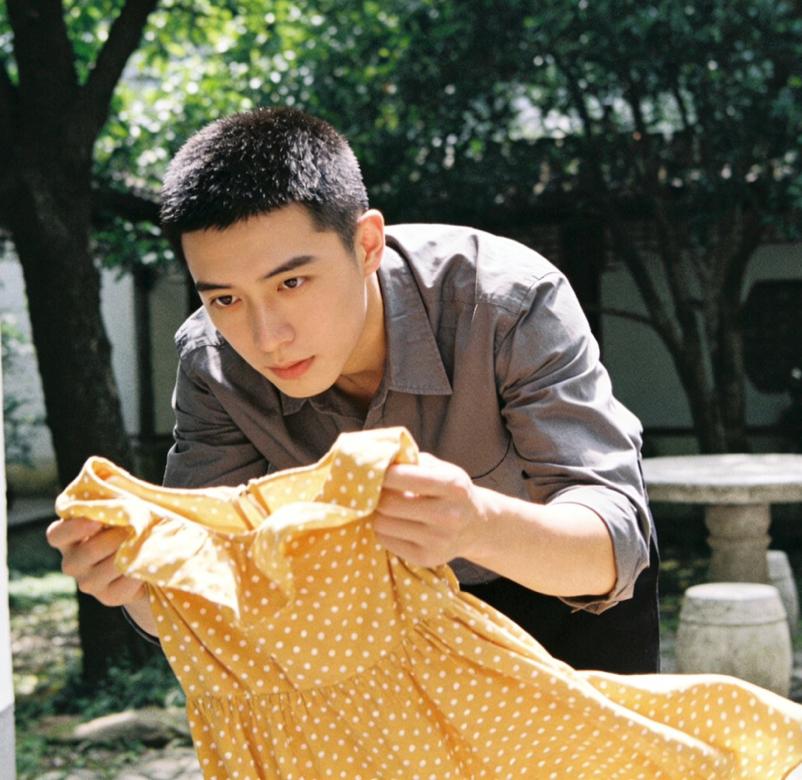 “屡教不改！刚出狱就重操旧业。”湖北宜昌一男子张某刑满释放后不思悔改，因爱穿女装