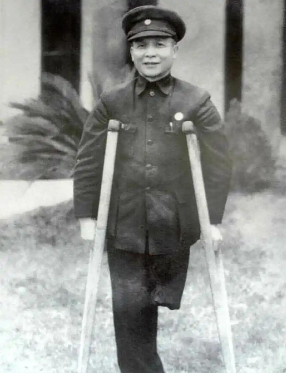1935年，21岁的钟赤兵，在娄山关战役中担任红三军12团政委。率部冲锋时，右腿