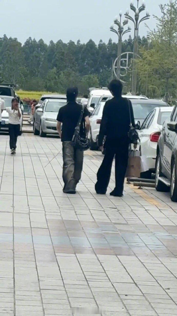 偶遇王橹杰张函瑞外出逛街王橹杰张函瑞去逛街了 有网友偶遇王橹杰、张函瑞又一起出门