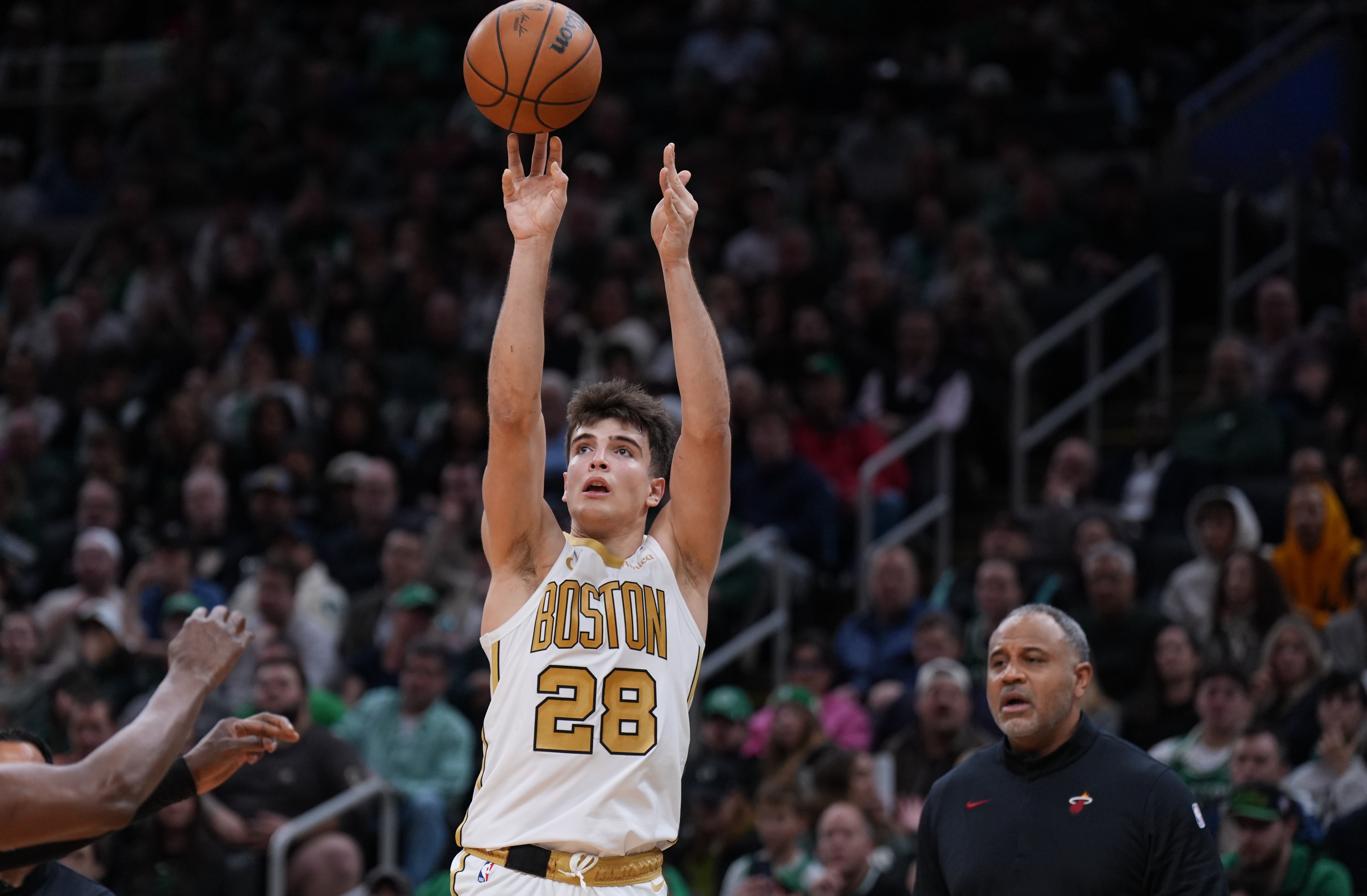 替补给力！冈萨雷斯10+10&正负值+37 加尔扎也两双&西蒙斯15分