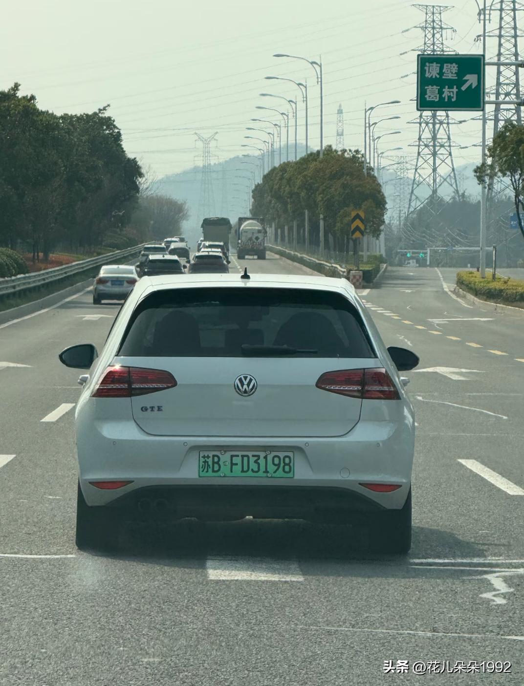遇到一个稀有车型
乍一看是个绿牌高尔夫，寻思着之前见过纯电的e-Golf。再仔细