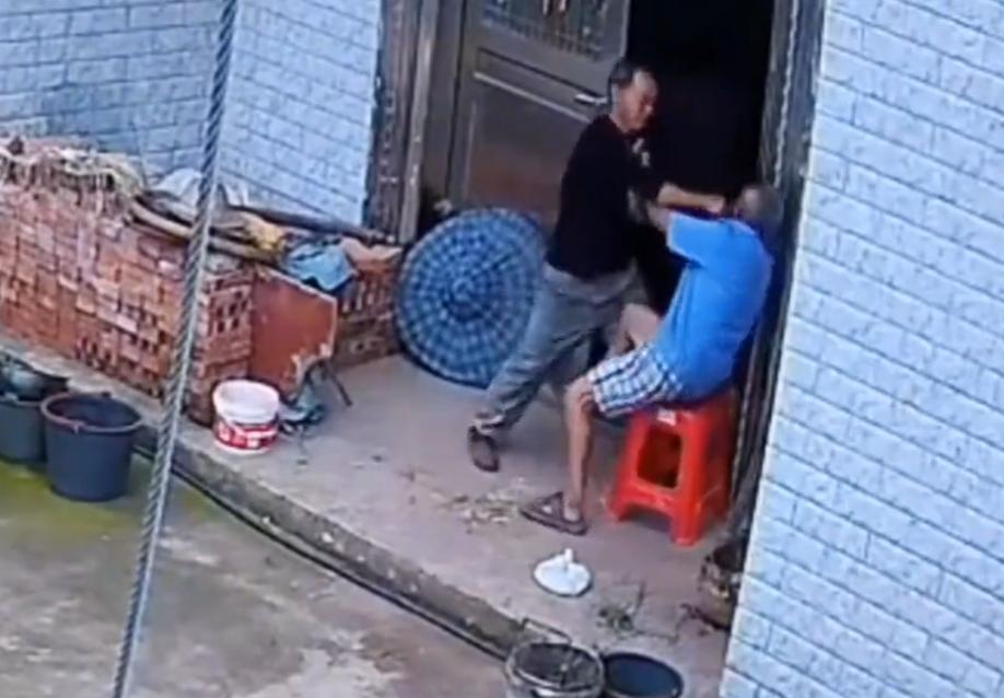 “这是个不孝子！”甘肃榆中，男子醉酒后与父亲因琐事发生争执，还当着家人的面扇了父