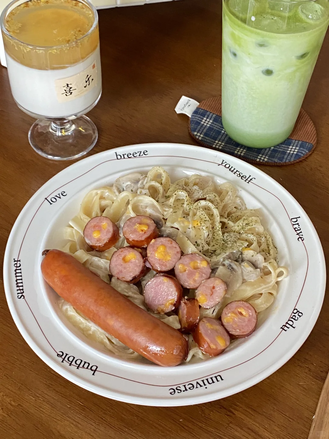 一人食早午餐｜超香的芝士肠奶油蘑菇意面🍝