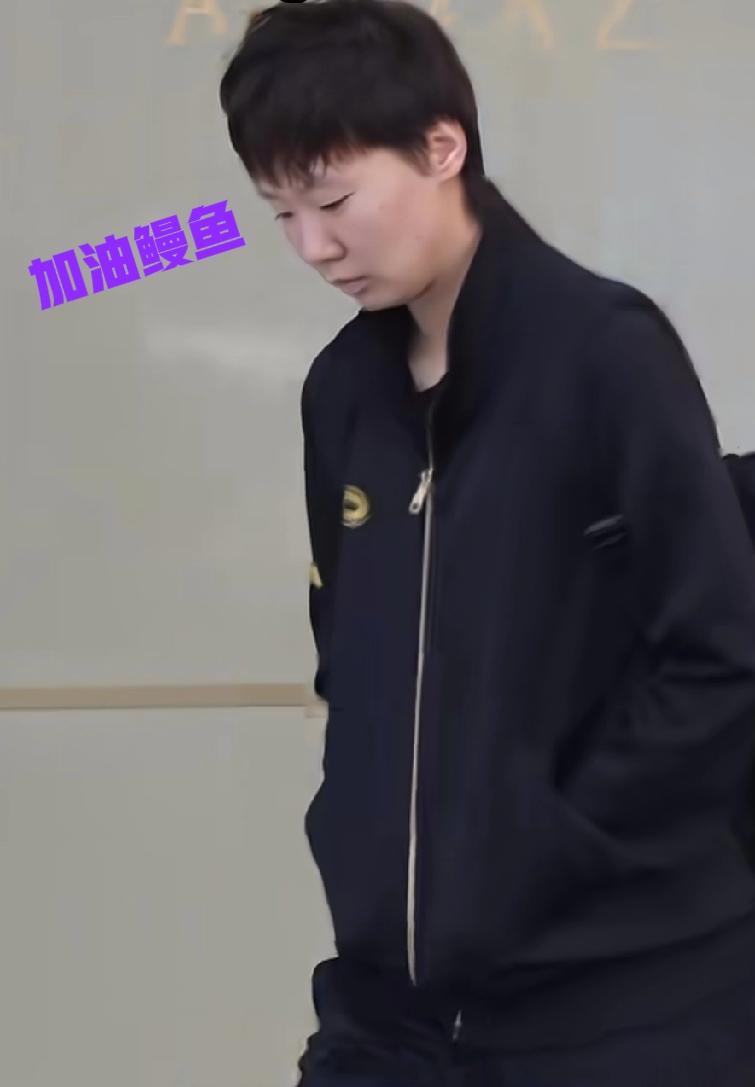 最新鲜的王曼昱来了！这姑娘低着头自己一个人去训练场了！

这次没看到徐弈和队友，