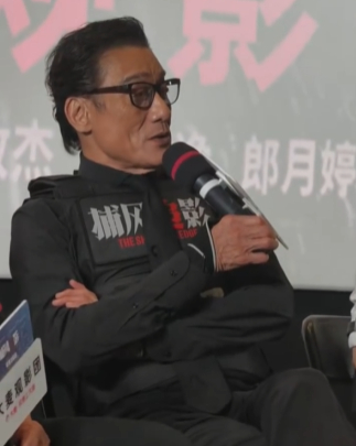 养父养的是儿子还是棋子 就刮胡子那幕，傅隆生指尖松松的，像真把孩子当儿子，可转头