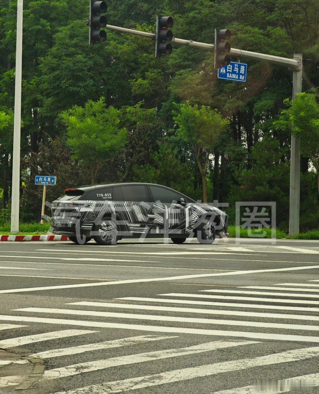 理想i6大V聊车 i8下周二就上市，而i6谍照也出来了这个车身比例看起来更舒服点